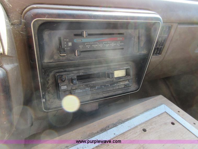 image for item BB9140 1989 Ford F350 flatbed pickup truck