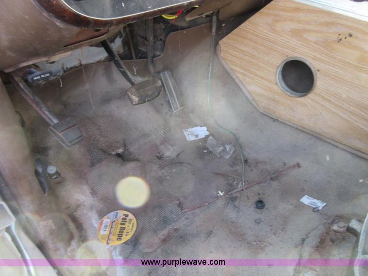 image for item BB9140 1989 Ford F350 flatbed pickup truck