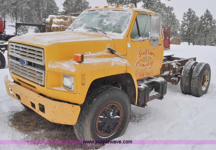 image for item G7098 1991 Ford F700 truck cab and chassis