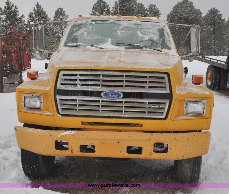 image for item G7098 1991 Ford F700 truck cab and chassis