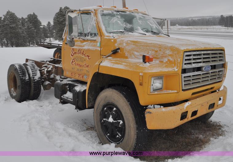 image for item G7098 1991 Ford F700 truck cab and chassis
