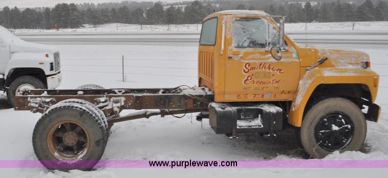 image for item G7098 1991 Ford F700 truck cab and chassis