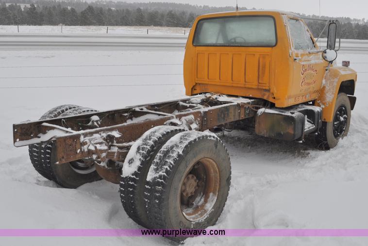 image for item G7098 1991 Ford F700 truck cab and chassis