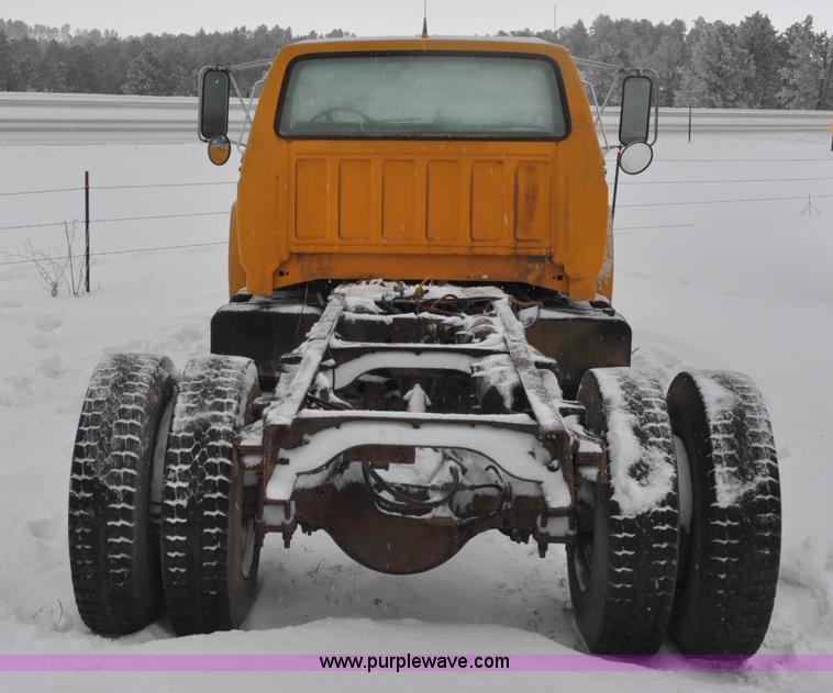 image for item G7098 1991 Ford F700 truck cab and chassis