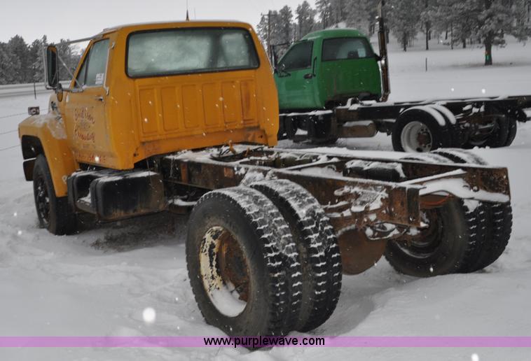image for item G7098 1991 Ford F700 truck cab and chassis
