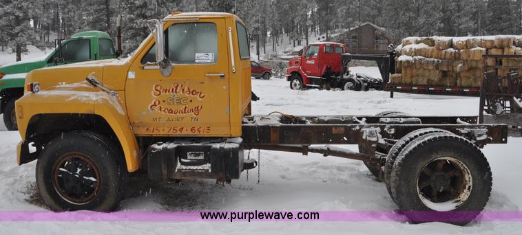 image for item G7098 1991 Ford F700 truck cab and chassis