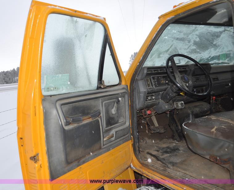 image for item G7098 1991 Ford F700 truck cab and chassis