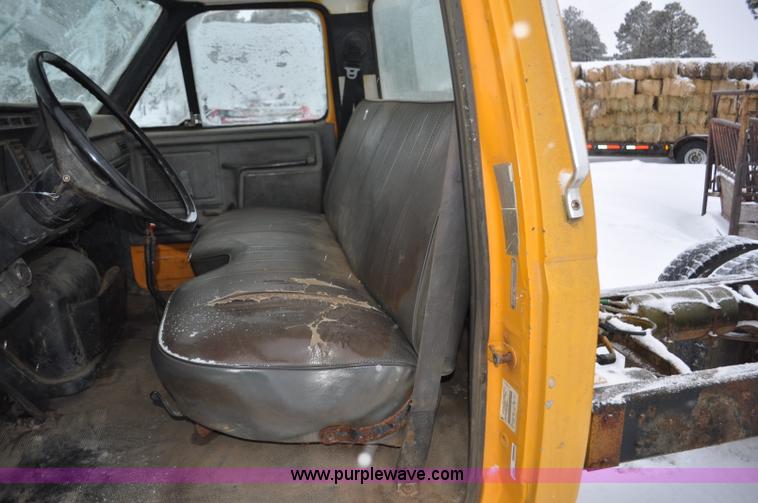 image for item G7098 1991 Ford F700 truck cab and chassis