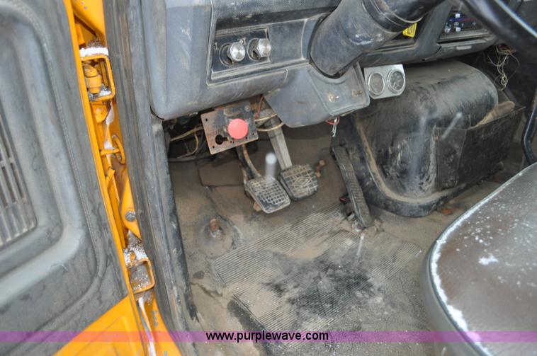 image for item G7098 1991 Ford F700 truck cab and chassis