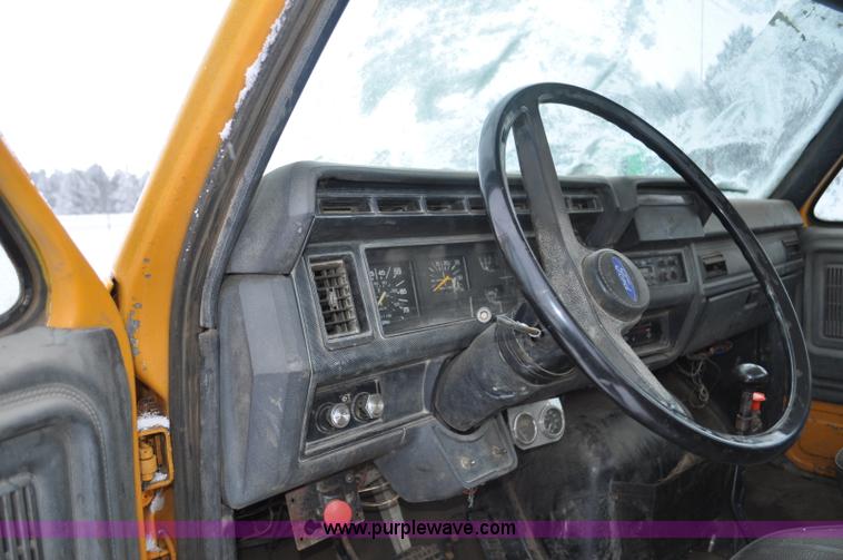 image for item G7098 1991 Ford F700 truck cab and chassis