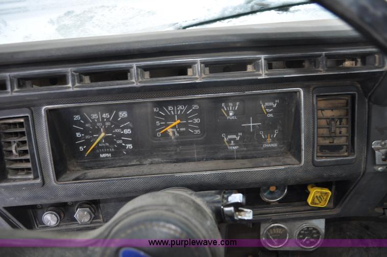 image for item G7098 1991 Ford F700 truck cab and chassis