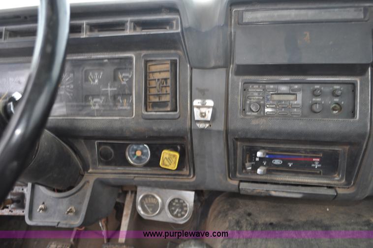 image for item G7098 1991 Ford F700 truck cab and chassis