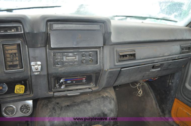 image for item G7098 1991 Ford F700 truck cab and chassis