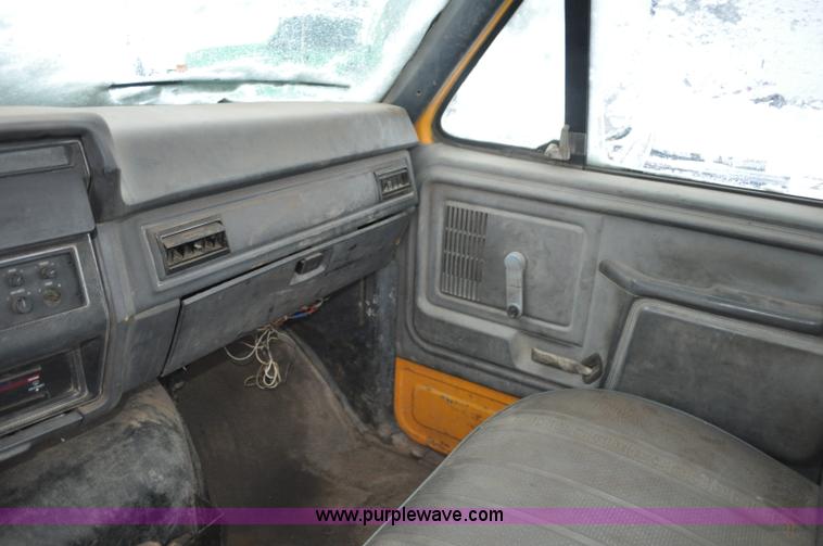 image for item G7098 1991 Ford F700 truck cab and chassis