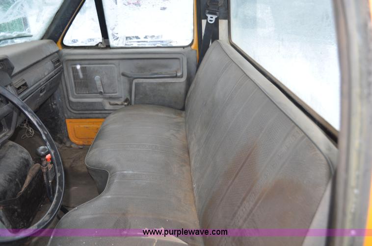 image for item G7098 1991 Ford F700 truck cab and chassis