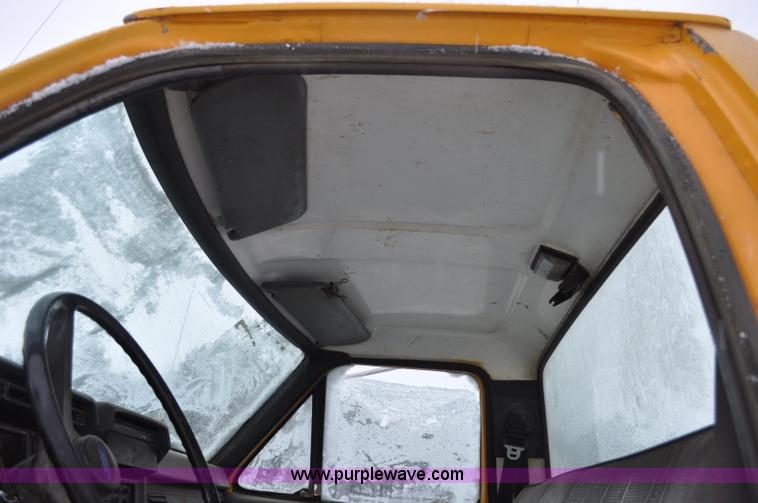 image for item G7098 1991 Ford F700 truck cab and chassis