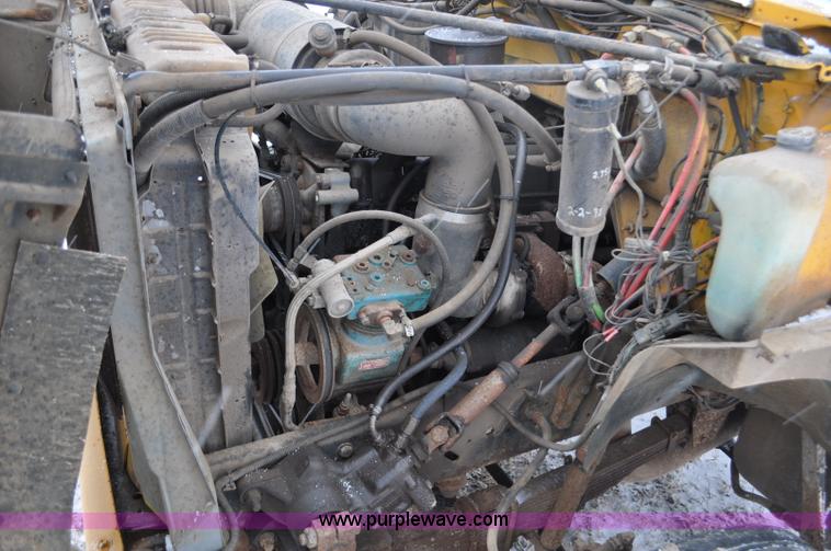 image for item G7098 1991 Ford F700 truck cab and chassis