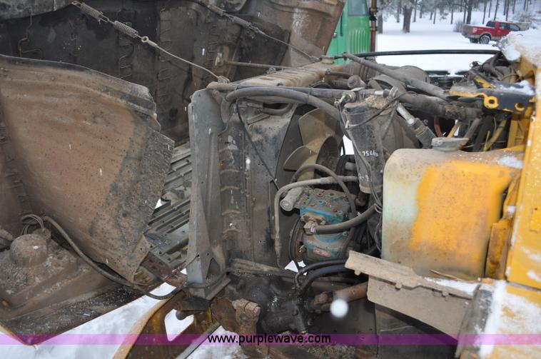 image for item G7098 1991 Ford F700 truck cab and chassis