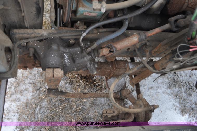 image for item G7098 1991 Ford F700 truck cab and chassis
