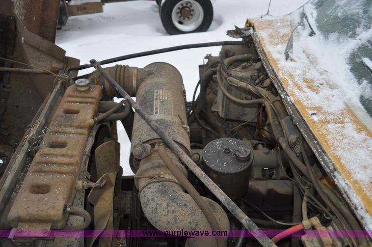 image for item G7098 1991 Ford F700 truck cab and chassis