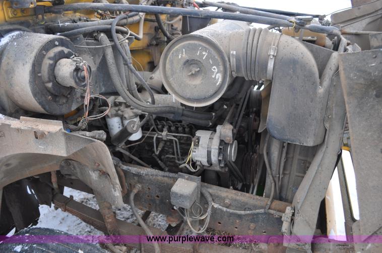 image for item G7098 1991 Ford F700 truck cab and chassis