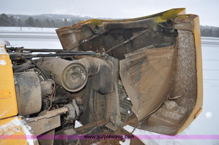 image for item G7098 1991 Ford F700 truck cab and chassis
