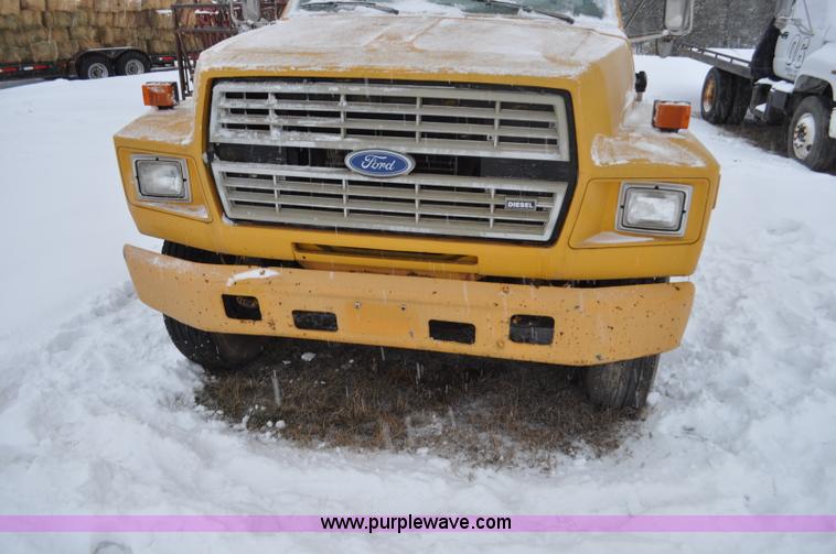 image for item G7098 1991 Ford F700 truck cab and chassis