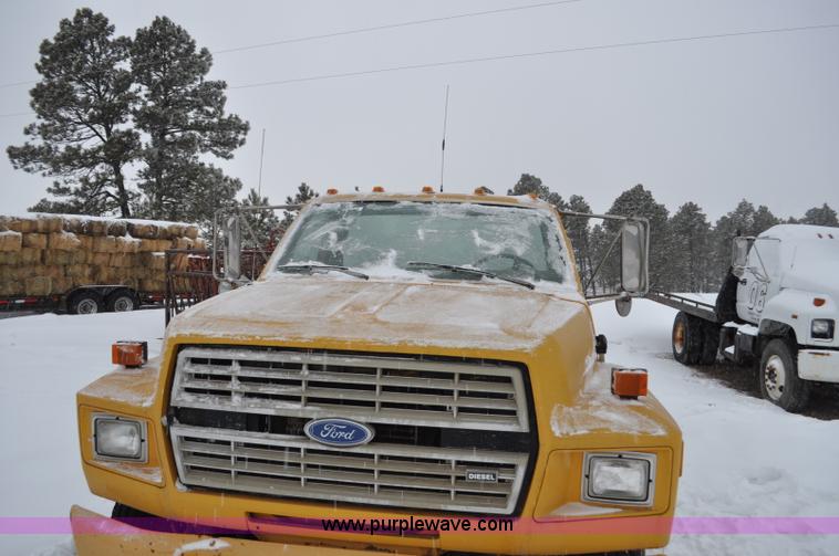 image for item G7098 1991 Ford F700 truck cab and chassis