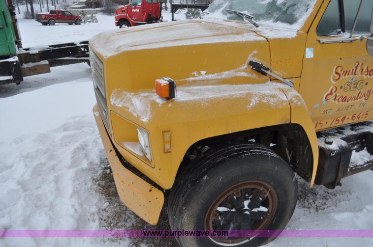 image for item G7098 1991 Ford F700 truck cab and chassis