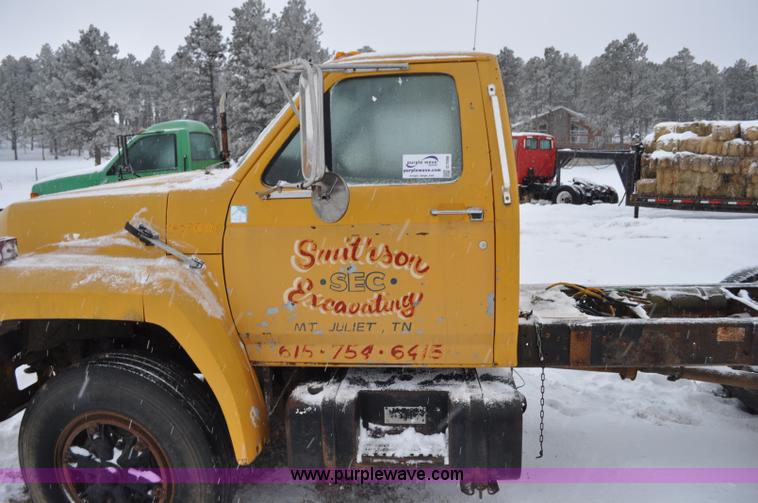 image for item G7098 1991 Ford F700 truck cab and chassis