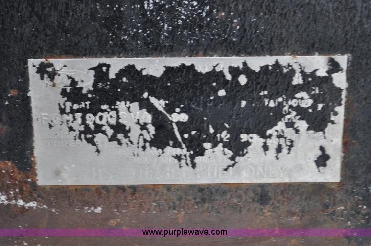 image for item G7098 1991 Ford F700 truck cab and chassis