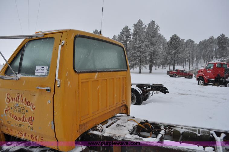 image for item G7098 1991 Ford F700 truck cab and chassis