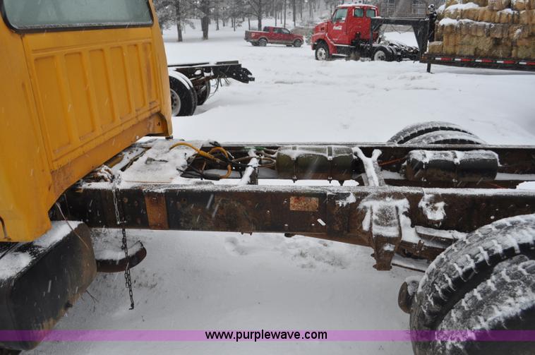 image for item G7098 1991 Ford F700 truck cab and chassis