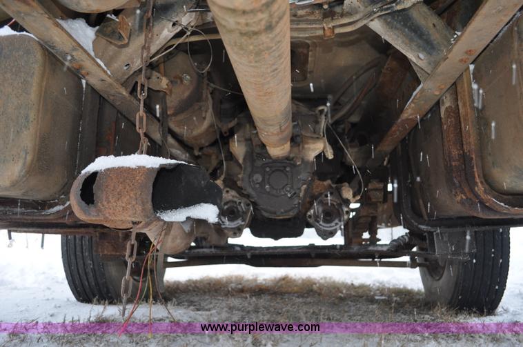 image for item G7098 1991 Ford F700 truck cab and chassis