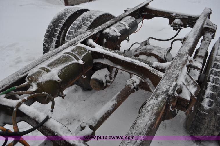 image for item G7098 1991 Ford F700 truck cab and chassis