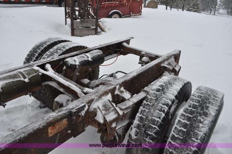 image for item G7098 1991 Ford F700 truck cab and chassis