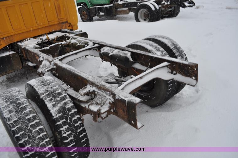 image for item G7098 1991 Ford F700 truck cab and chassis