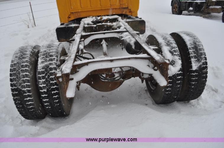 image for item G7098 1991 Ford F700 truck cab and chassis