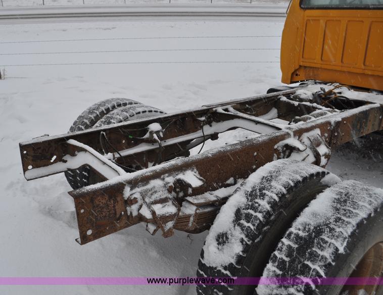 image for item G7098 1991 Ford F700 truck cab and chassis