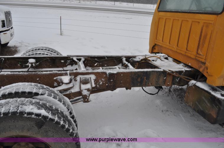 image for item G7098 1991 Ford F700 truck cab and chassis