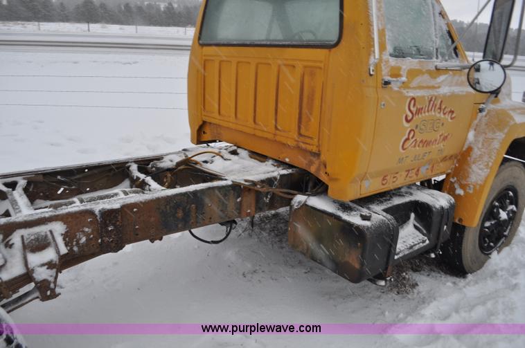 image for item G7098 1991 Ford F700 truck cab and chassis