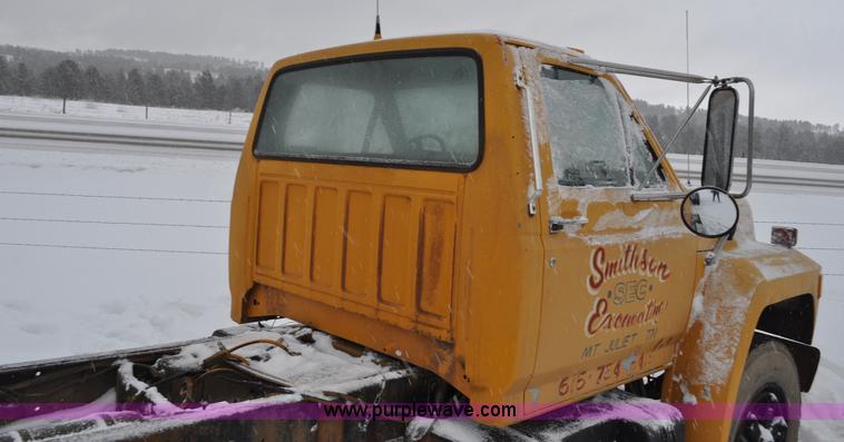 image for item G7098 1991 Ford F700 truck cab and chassis