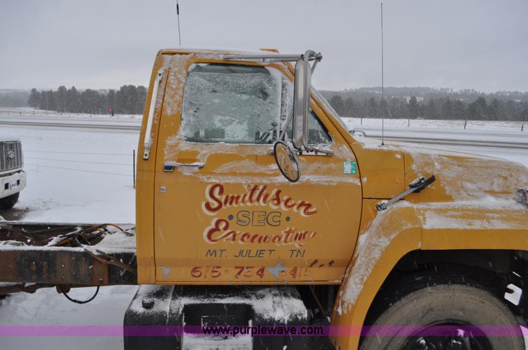 image for item G7098 1991 Ford F700 truck cab and chassis