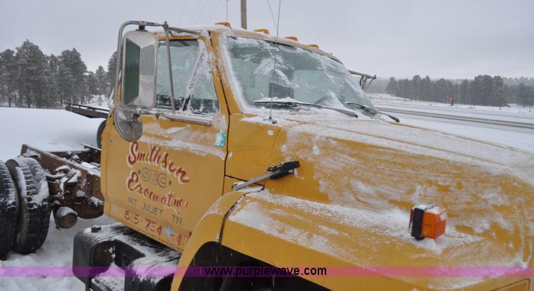 image for item G7098 1991 Ford F700 truck cab and chassis