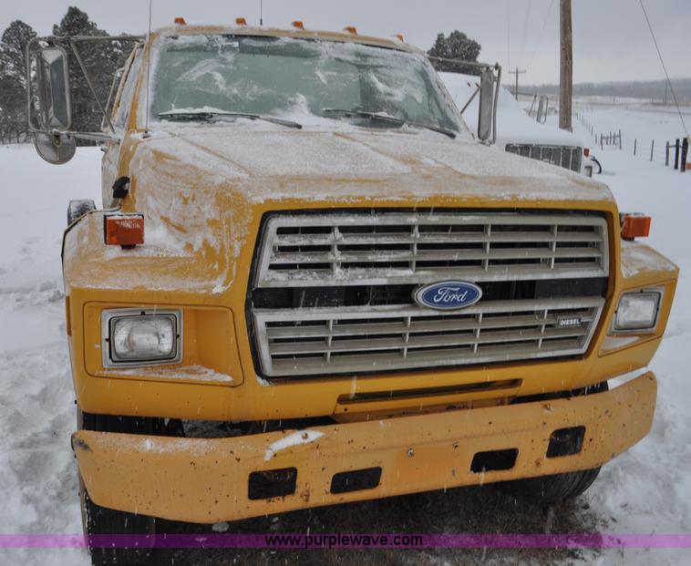 image for item G7098 1991 Ford F700 truck cab and chassis