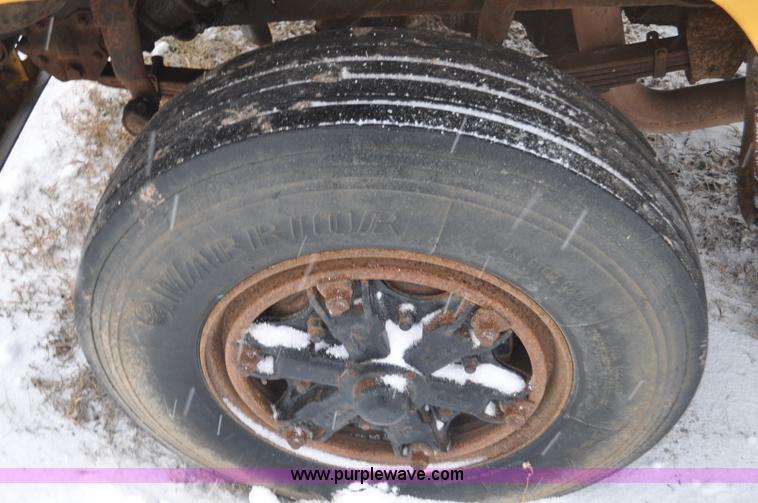 image for item G7098 1991 Ford F700 truck cab and chassis