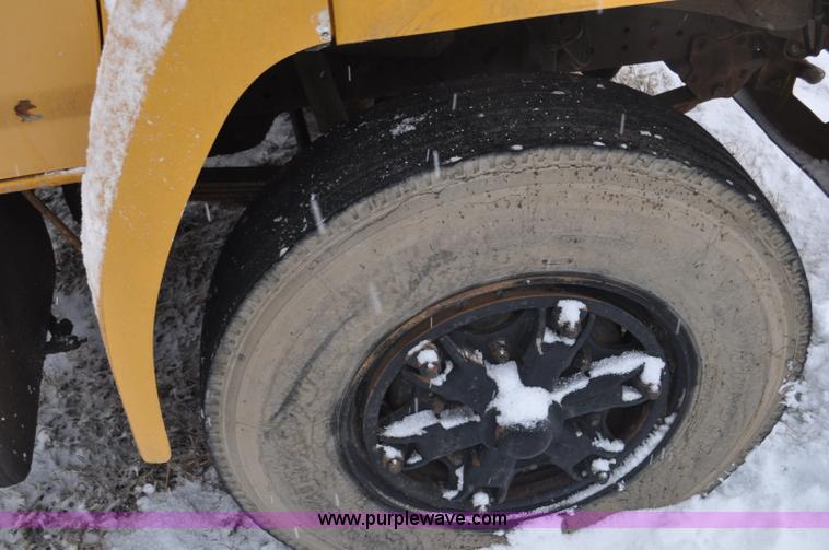 image for item G7098 1991 Ford F700 truck cab and chassis