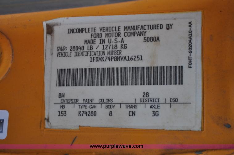 image for item G7098 1991 Ford F700 truck cab and chassis