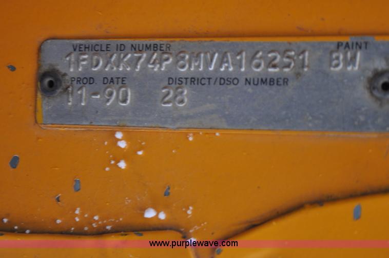 image for item G7098 1991 Ford F700 truck cab and chassis