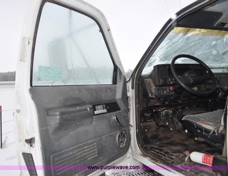 image for item G7099 1991 Chevrolet Kodiak truck cab and chassis